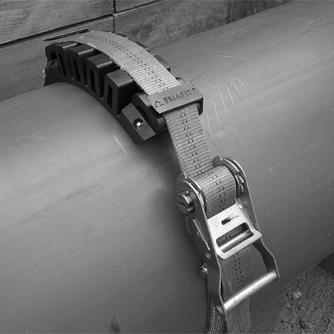 Fijación para absorber el empuje axial y la fuerza de tracción