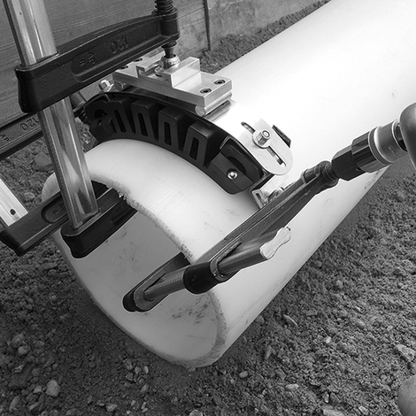 Fijación para absorber el empuje axial y la fuerza de tracción