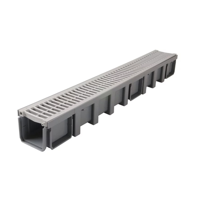 Canal con una rejilla ranurada de PVC de gran paso.