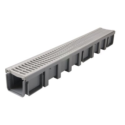 Canal con una rejilla ranurada de PVC de gran paso.