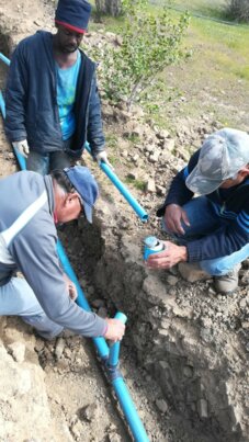 Los equipos de Aliaxis conectan las comunidades locales con el agua potable