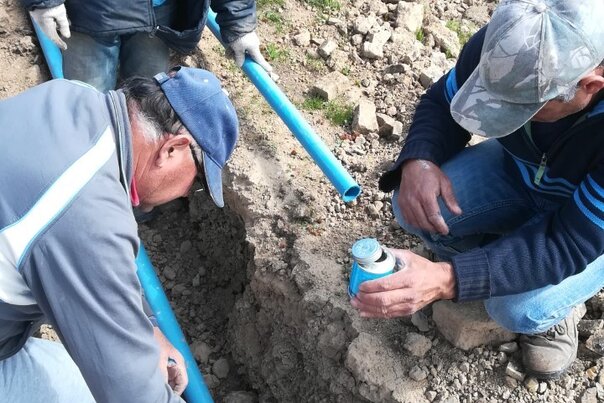 Los equipos de Aliaxis conectan las comunidades locales con el agua potable